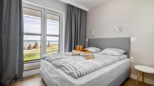 Ένα ή περισσότερα κρεβάτια σε δωμάτιο στο Port Krynica 16 - apartament premium w centrum Krynicy Morskiej z bezpośrednim widokiem na port i Zalew Wiślany