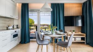 Η κουζίνα ή μικρή κουζίνα στο Port Krynica 16 - apartament premium w centrum Krynicy Morskiej z bezpośrednim widokiem na port i Zalew Wiślany