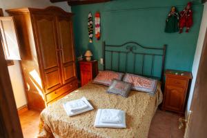 une chambre avec un lit avec deux serviettes dessus dans l'établissement Cal Gironell, à Santa María de Meyá