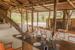ein Holztisch mit Gläsern Wein darüber in der Unterkunft Khwai Mokoro Safaris and Campsites in Khwai + 33 Fotos