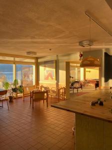 Μια τηλεόραση ή/και κέντρο ψυχαγωγίας στο Balestrand Hotel