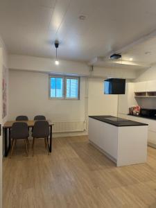 Kuchyň nebo kuchyňský kout v ubytování Hostel400Kokkola Kolmio Mannerheiminaukio