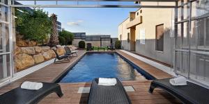 Bazén v ubytování אחוזת נוף מרגליות - וילת 3 חדרי שינה ובריכה פרטית מחוממת ומקורה nebo v jeho okolí