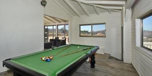 Biliár nebo kulečník v ubytování אחוזת נוף מרגליות - וילת 3 חדרי שינה ובריכה פרטית מחוממת ומקורה