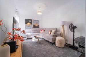 ein Wohnzimmer mit Sofa und Tisch in der Unterkunft Lido Oasis Funchal in Funchal