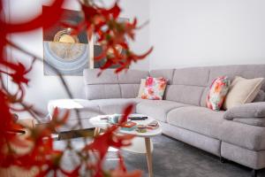 ein Wohnzimmer mit Sofa und Tisch in der Unterkunft Lido Oasis Funchal in Funchal + 55 Fotos