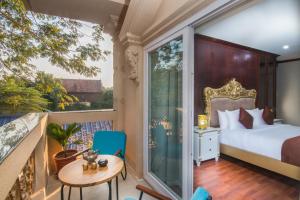 Postel nebo postele na pokoji v ubytování Anachak Angkor Suite