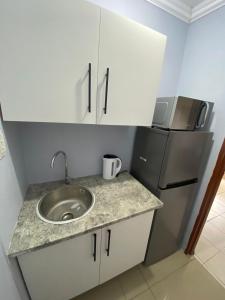 Η κουζίνα ή μικρή κουζίνα στο JayBee Guest House