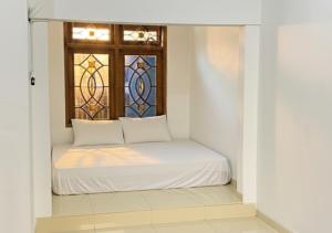 Ένα ή περισσότερα κρεβάτια σε δωμάτιο στο Daffodil House Proper Guest House Near Malioboro