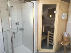 eine Dusche mit Glastür im Badezimmer in der Unterkunft Tolle Wohnung in Ofterschwang mit Eigener Sauna und Bergblick in Ofterschwang + 26 Fotos