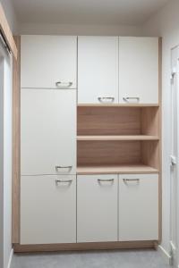 米尔豪森Apartment - Dürer Blick的房间里有一个带白色橱柜的衣柜