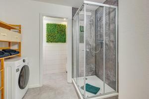米尔豪森Apartment - Dürer Blick的带淋浴的浴室和洗衣机。 更多26张照片