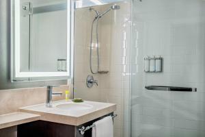 Un baño con lavabo y ducha en Hotel Adagio, Autograph Collection, en San Francisco 53 fotos más