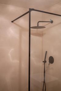 ヴェルケー・カルロヴィツェにあるChata u studánkyの帽子と扇風機のあるガラスの壁 +40枚の写真