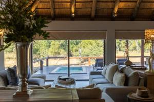 Πισίνα στο ή κοντά στο Karongwe - River Safari Lodge
