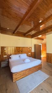 Postel nebo postele na pokoji v ubytování त्रिnity homestay