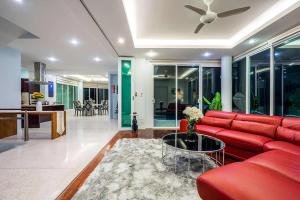 Istumisnurk majutusasutuses Villa Beverly Private Infinity Pool with Seaview near Kata Beach