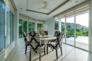 Üldine mäevaade või majutusasutusest Villa Beverly Private Infinity Pool with Seaview near Kata Beach pildistatud vaade