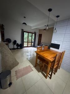 a living room with a wooden table and chairs at Bela vista in Paraty