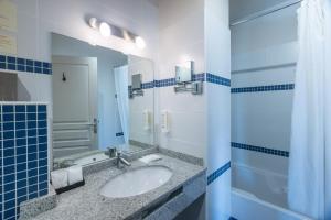 Koupelna v ubytování Hotel Restaurant Le Gardon - Pont du Gard + 53 fotografií