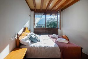 a bedroom with a bed and a window at Casa la Encina de Pancar in Pancar