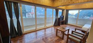 Μια τηλεόραση ή/και κέντρο ψυχαγωγίας στο Lake Avenue