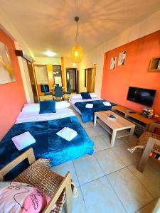 Μια τηλεόραση ή/και κέντρο ψυχαγωγίας στο Finikoudes Fabulous Apartment