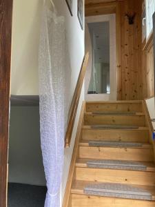 un escalier avec un rideau blanc dessus dans l'établissement Im Toggi, à Wattwil