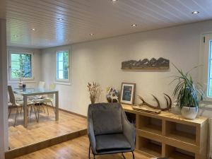 une salle à manger avec une table et une chaise dans l'établissement Im Toggi, à Wattwil 13 autres photos
