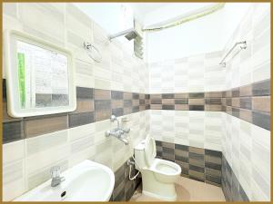 une salle de bains avec toilettes et lavabo dans l'établissement Baliapand Road NewParwati Palace Inn- #Fully Air Condition with All Luxury Luxuary Rooms #Balcony Free Wifi # Parking & Lift Facilities- Best Luxuary Hotel In Puri, à Purî