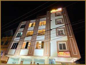 un grand bâtiment avec des fenêtres éclairées la nuit dans l'établissement Baliapand Road NewParwati Palace Inn- #Fully Air Condition with All Luxury Luxuary Rooms #Balcony Free Wifi # Parking & Lift Facilities- Best Luxuary Hotel In Puri, à Purî
