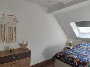 a bedroom with a bed and a window at Très joli F4 neuf au pied du Château avec jardin in Rouffach