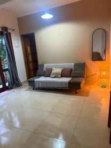 a living room with a couch in the corner at Bela vista in Paraty