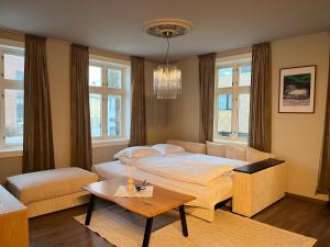 ein Schlafzimmer mit einem großen Bett und einem Tisch in der Unterkunft Historic Strandgata 36 in Tromsø