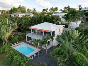 an aerial view of a house with a swimming pool at Villa Écrin de Nature in Sainte-Rose