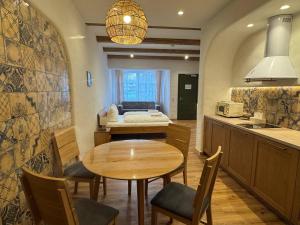 a kitchen and dining room with a table and chairs at Ferienwohnung am Königssee in Schönau am Königssee
