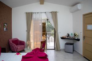 Habitación con cama, silla y ventana en Hôtel du parc exotique, en Mbour