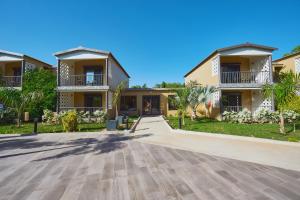 una casa con una entrada para autos en frente de ella en Hôtel du parc exotique, en Mbour
