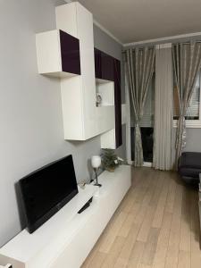 Una televisión o centro de entretenimiento en Apartment Peace