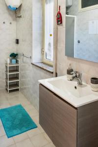 a bathroom with a sink and a mirror at Tesori del Sinis in Càbras