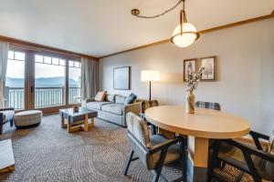 ein Wohnzimmer mit Tisch und Couch in der Unterkunft Mountain Views and Pool Access Cle Elum Condo! in Cle Elum