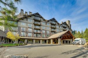 ein großes Gebäude mit einem Van davor in der Unterkunft Mountain Views and Pool Access Cle Elum Condo! in Cle Elum