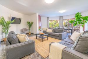 ein Wohnzimmer mit zwei Sofas und einem Tisch in der Unterkunft Villa Son Veri d'Alt in El Arenal