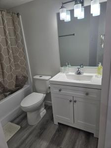 Koupelna v ubytování 2705 B Makowsky Crescent, Regina