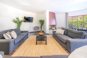 ein Wohnzimmer mit zwei Sofas und einem Tisch in der Unterkunft Villa Son Veri d'Alt in El Arenal