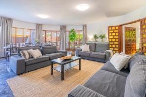 ein Wohnzimmer mit zwei Sofas und einem Tisch in der Unterkunft Villa Son Veri d'Alt in El Arenal + 41 Fotos