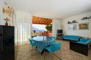 Posezení v ubytování Türkisfarbenes Haus Mit Fantastischer Aussicht