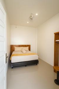 MeulabohNADA Homestay的房间里有一张床的卧室