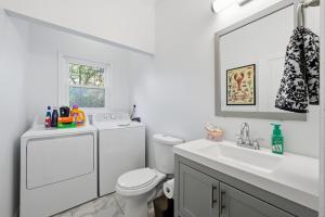 Vannituba majutusasutuses Backstage Bungalow - Free Off Street Parking, Close to Concerts and Sporting Events, Dog Friendly +18 fotot