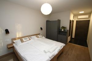 Ένα ή περισσότερα κρεβάτια σε δωμάτιο στο Pingvin Panzió